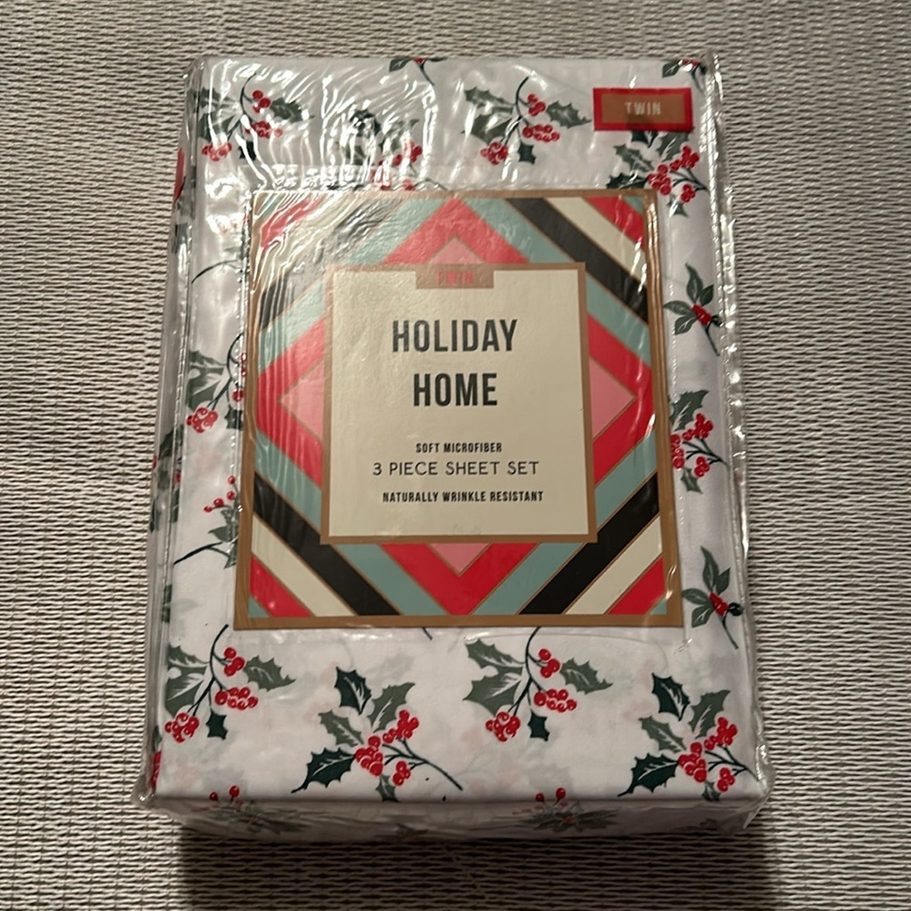 NWT - Holiday Home Snow Berry 3 Piece Twin Sheet Set